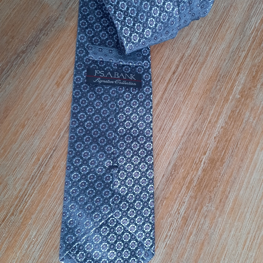 Tie blue
